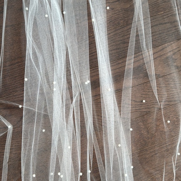 STUNNING Klienfeld veil with beautiful pearl details (retail $800) - Picture 3 of 5
